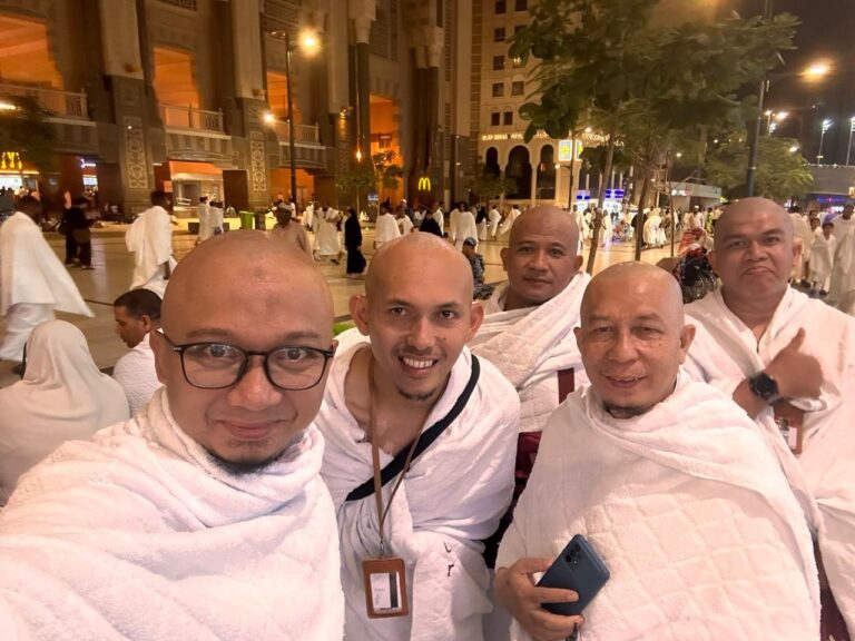 Jamaah Umroh Plus Mesir Manasik Tour melaksanakan ibadah umroh di Masjidil Haram Makkah