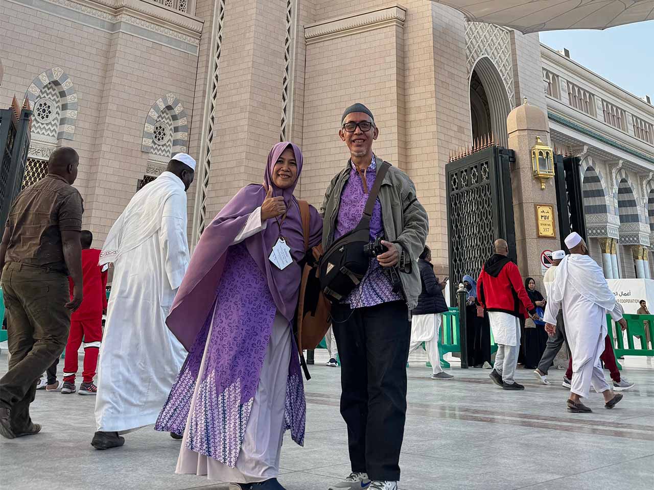 Jamaah Umroh Plus Mesir berfoto di depan Masjidil Haram Makkah