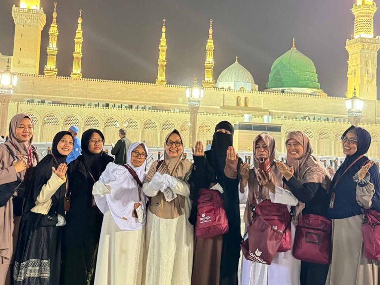 Jamaah wanita Umroh Plus Mesir 2025 berfoto bersama di halaman Masjid Nabawi Madinah