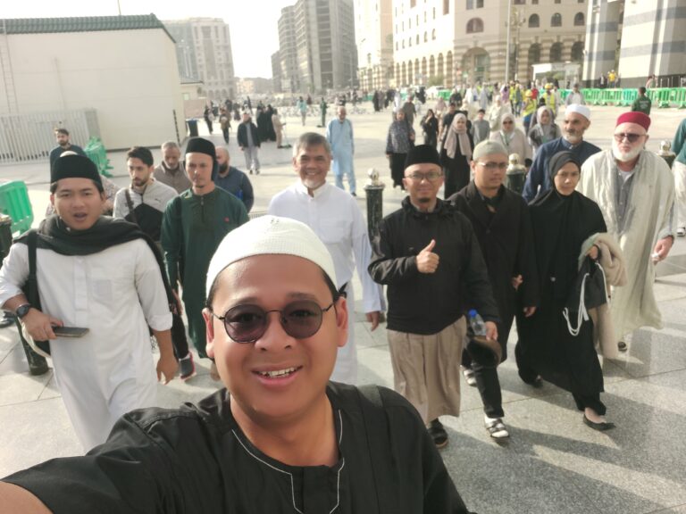Jamaah Haji Mujamalah Manasik Tour & Travel berfoto bersama di Madinah sebelum melaksanakan ibadah.