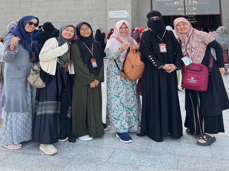 Kebersamaan jamaah Umroh Plus Mesir Manasik Tour di Madinah sebelum menuju Mesir