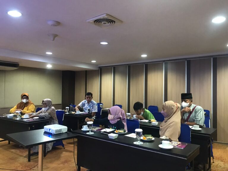 Persiapan keberangkatan Haji Mujamalah oleh tim Manasik Tour & Travel bersama calon jamaah di kantor.