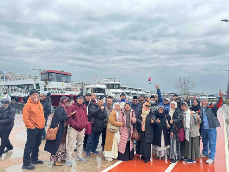 Potret Jamaah Haji Mujamalah Manasik Tour & Travel saat siap berangkat menuju Tanah Suci.