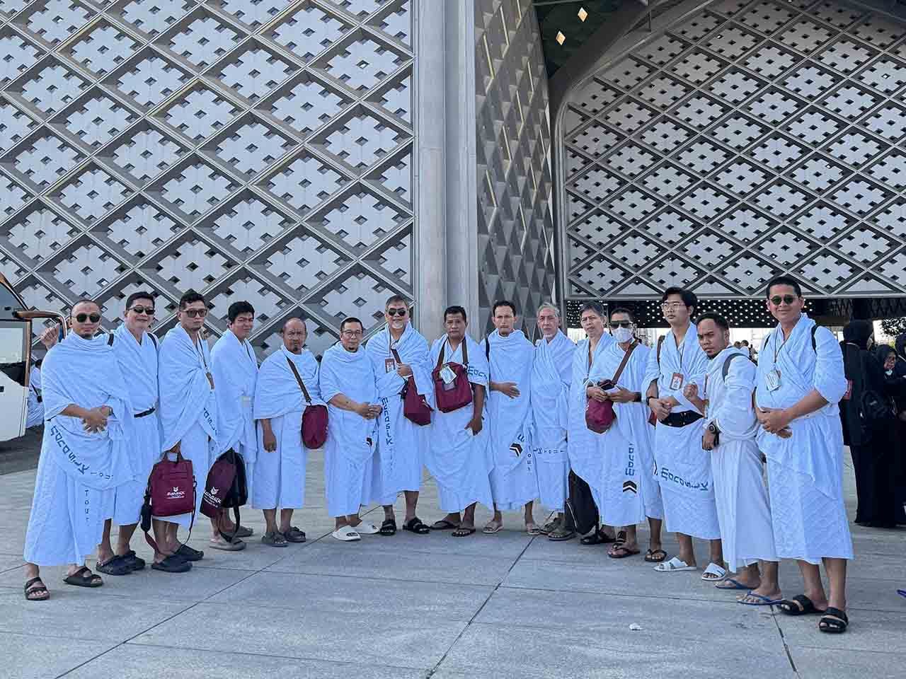 Rombongan jamaah Umroh Plus Mesir Manasik Tour sedang bersiap ihram di Makkah