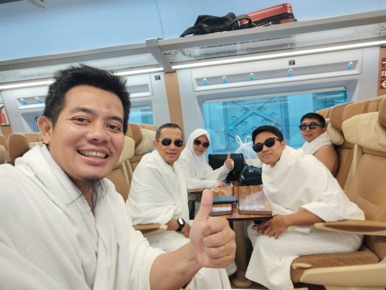 Umroh Ramadhan 2026 – Keberangkatan jamaah Manasik Tour & Travel dari Bandara Soekarno-Hatta menuju Tanah Suci.