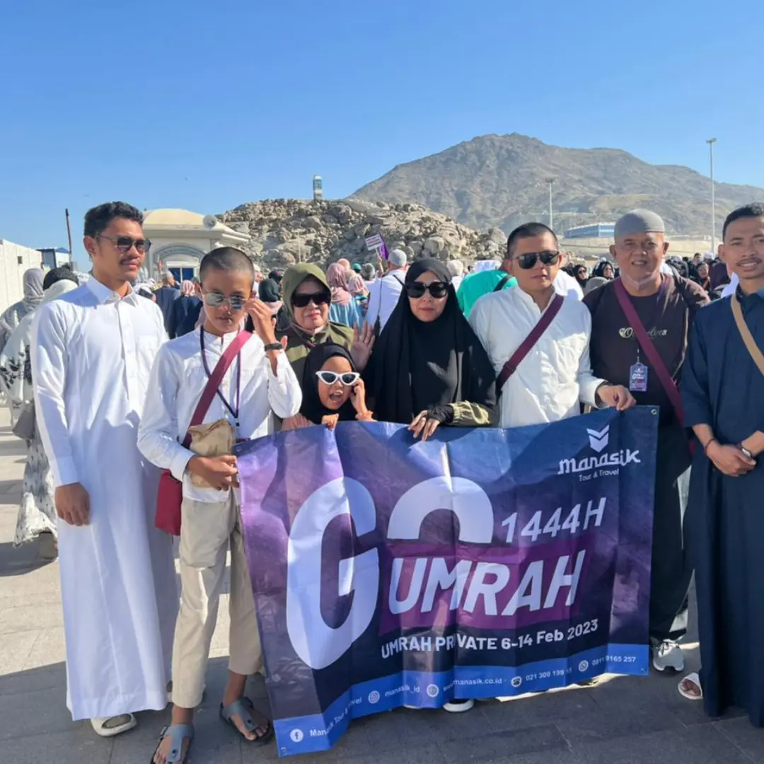 Rombongan jamaah umroh Manasik Tour Travel saat perjalanan ibadah