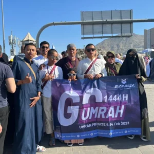 Rombongan jamaah Manasik Tour Travel saat keberangkatan umroh
