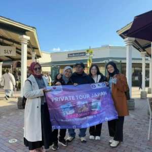 Jamaah Manasik Tour Travel berfoto bersama saat program umroh
