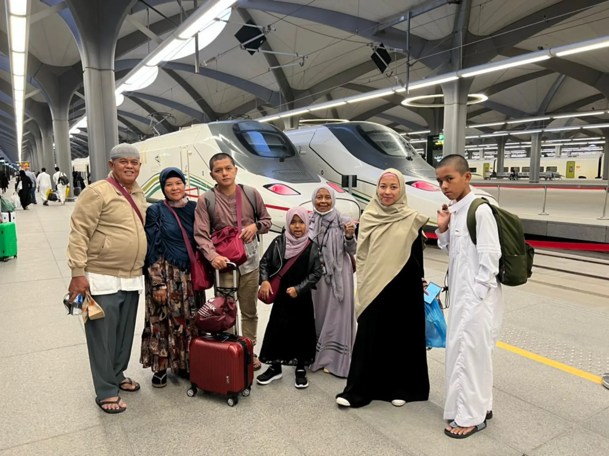 Rombongan jamaah Manasik Tour Travel saat perjalanan umroh