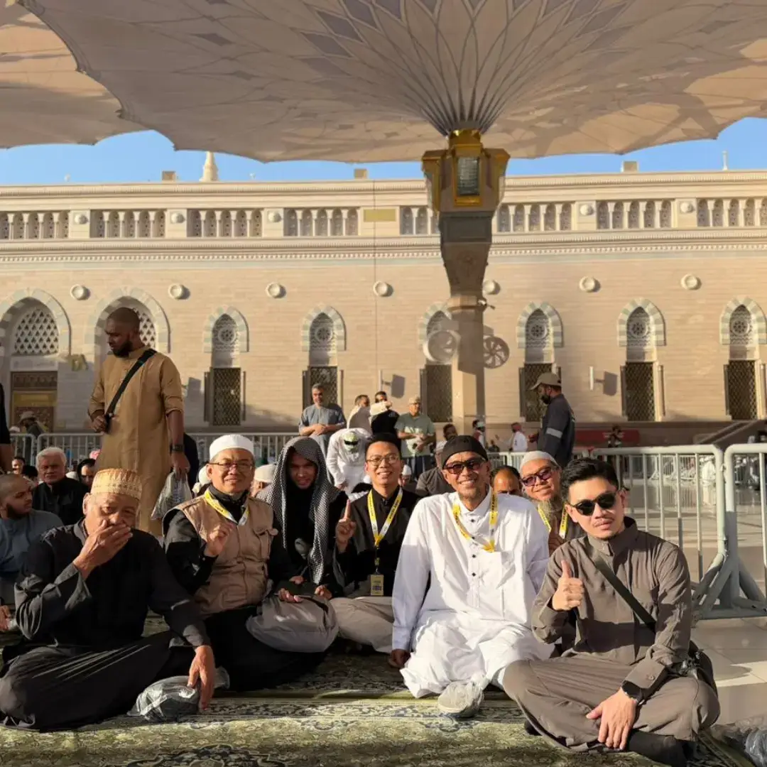 Jamaah Manasik Tour Travel saat berada di pelataran Masjid Nabawi