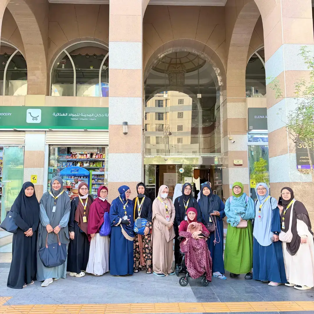 Jamaah Manasik Tour Travel berfoto bersama di area Masjid Nabawi