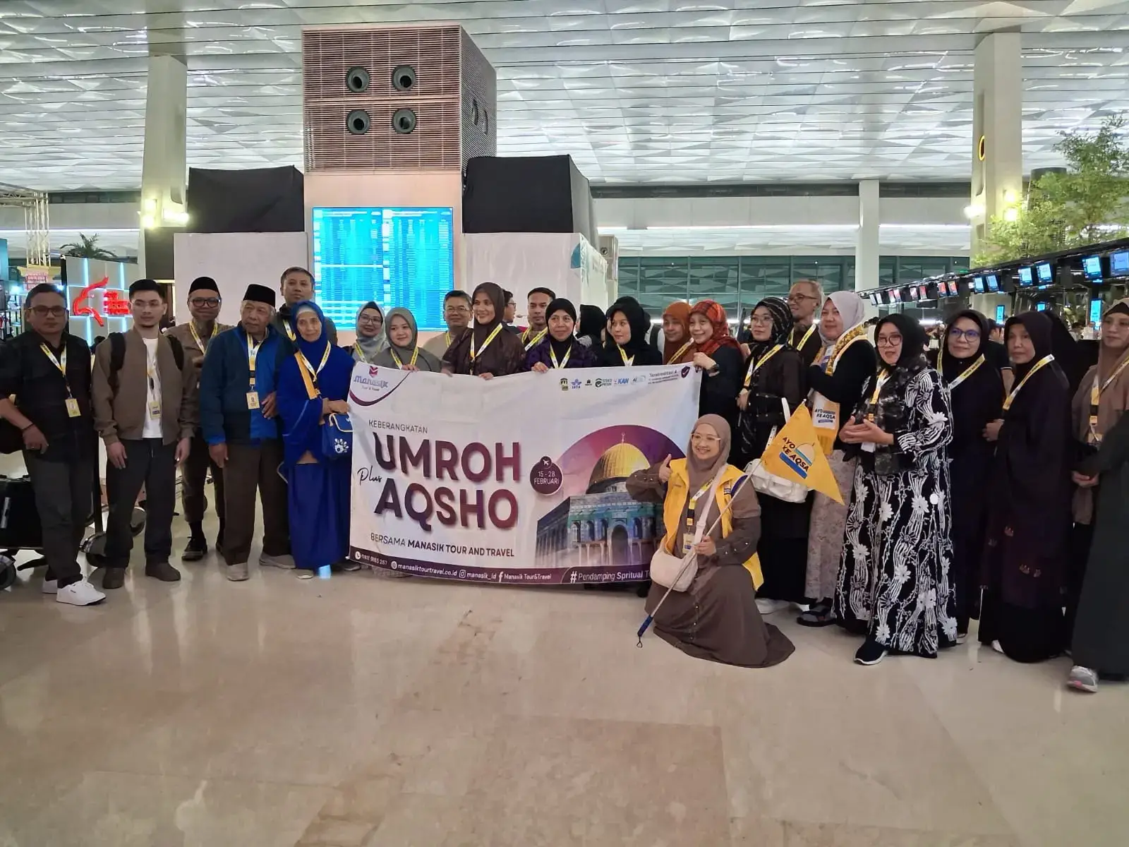Jamaah Manasik Tour Travel dalam momen perjalanan umroh di Tanah Suci