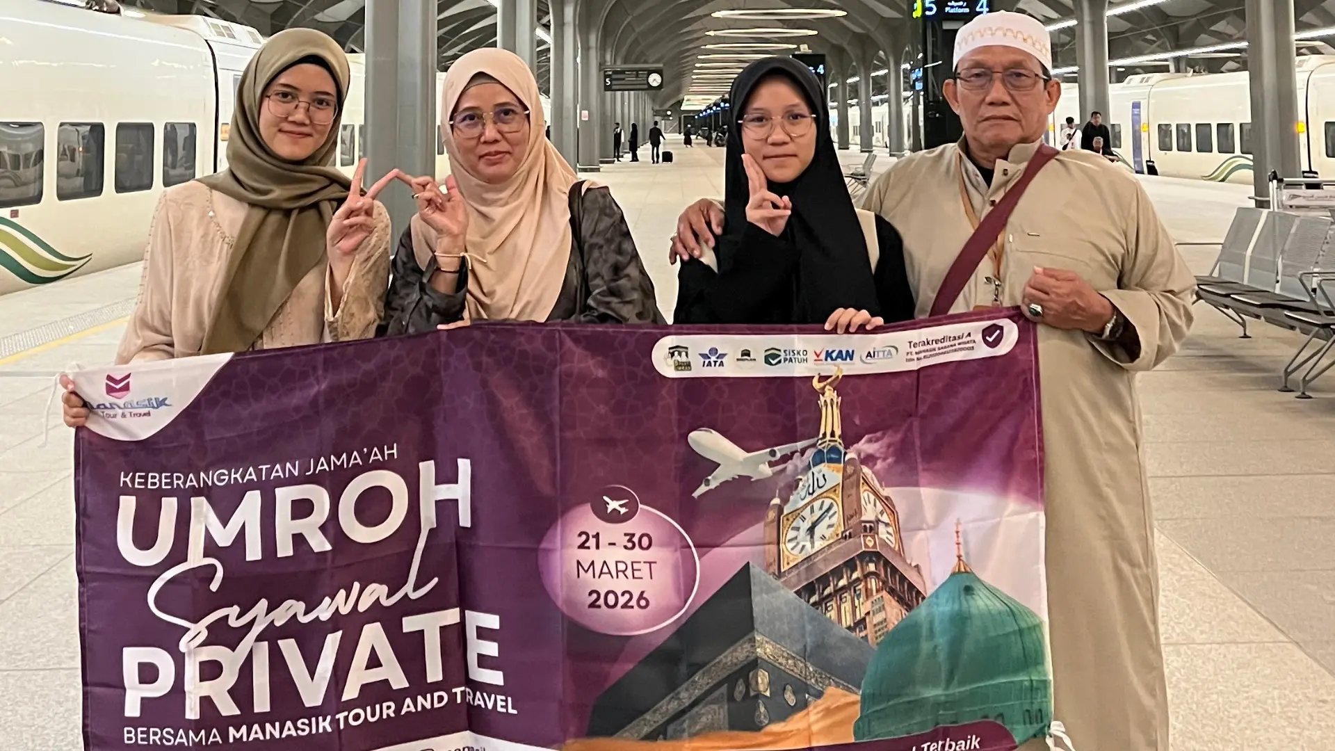 Kebersamaan jamaah Manasik Tour Travel dalam program umroh private