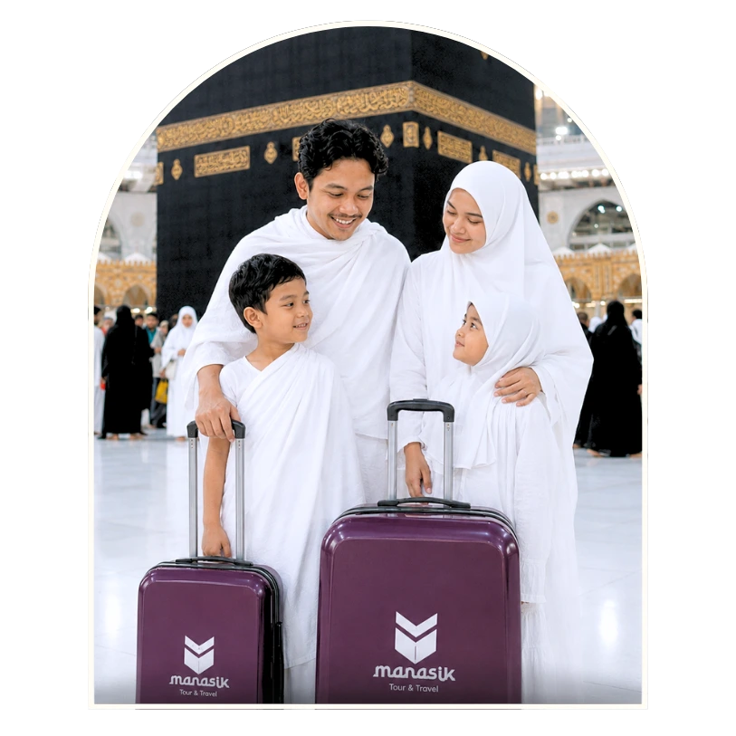 Keluarga jamaah Manasik Tour & Travel saat perjalanan umroh di Masjidil Haram