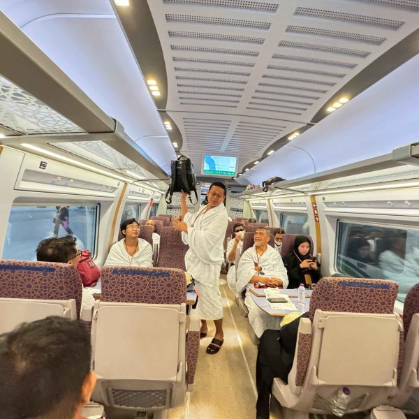 Jamaah Haji Mujamalah bersama Manasik Tour & Travel saat perjalanan menggunakan kereta cepat menuju Makkah.