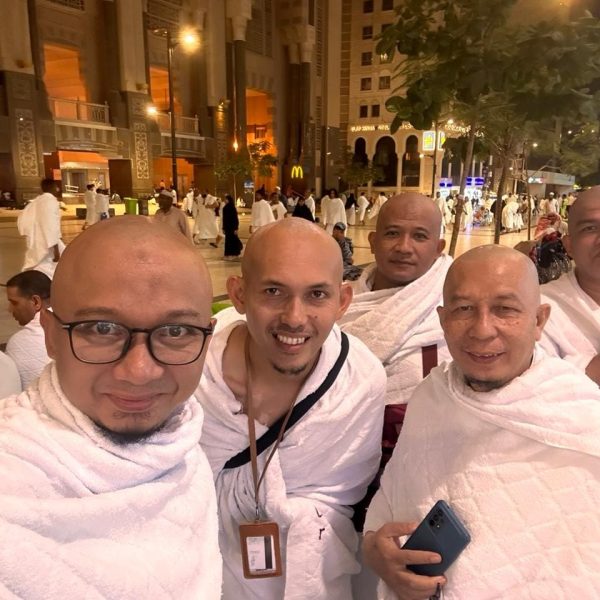 Jamaah Umroh Plus Mesir Manasik Tour melaksanakan ibadah umroh di Masjidil Haram Makkah
