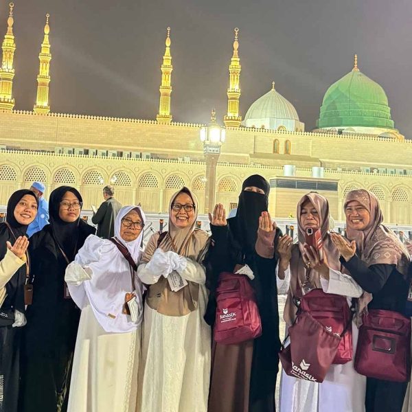 Jamaah wanita Umroh Plus Mesir 2025 berfoto bersama di halaman Masjid Nabawi Madinah