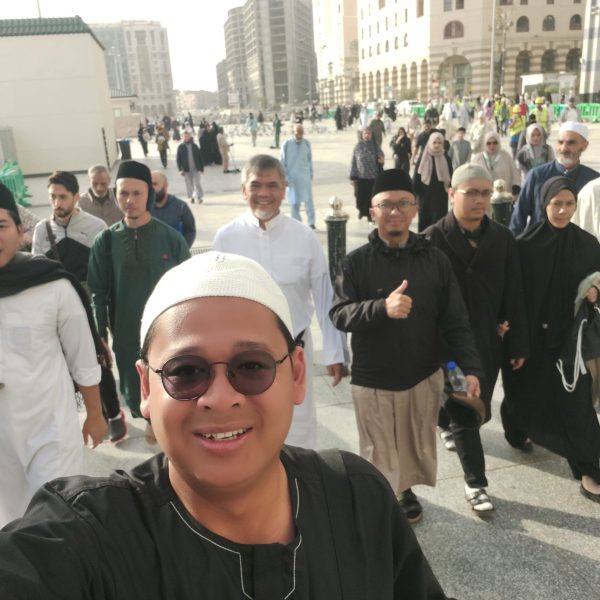 Jamaah Haji Mujamalah Manasik Tour & Travel berfoto bersama di Madinah sebelum melaksanakan ibadah.