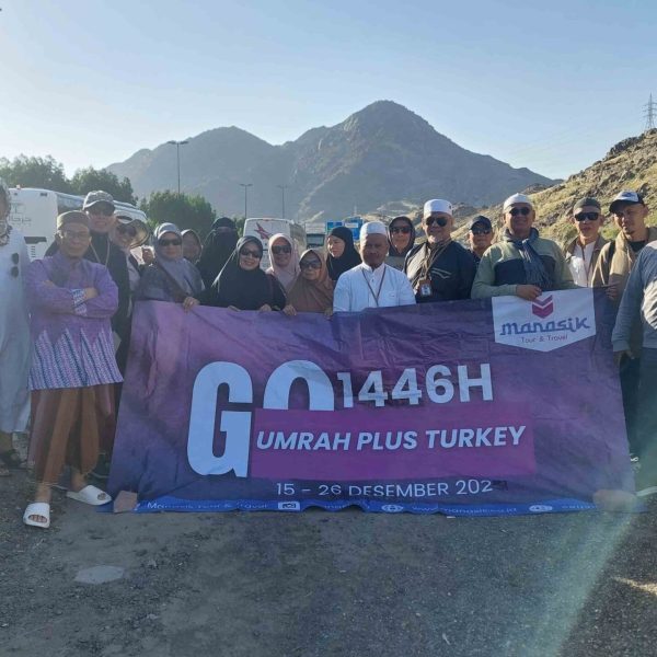 Peserta paket tour Turki plus Dubai menikmati panorama alam pegunungan Turki