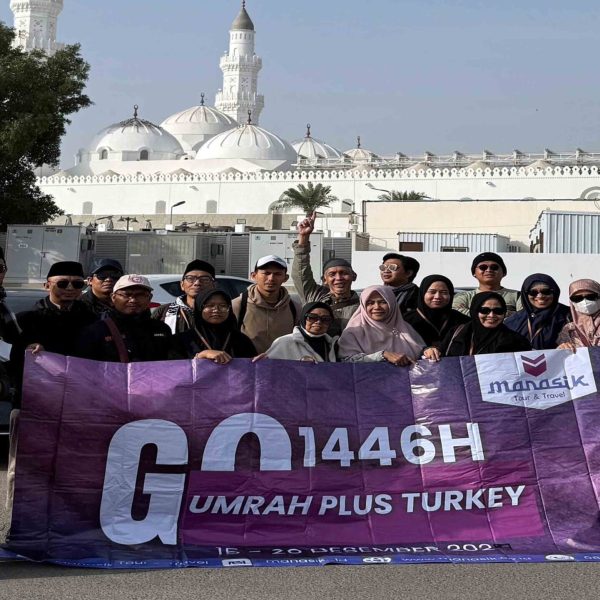 Paket tour Turki plus Dubai bersama jamaah Manasik Tour Travel di landmark bersejarah Turki