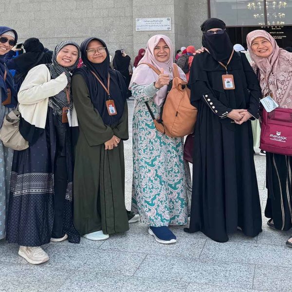 Kebersamaan jamaah Umroh Plus Mesir Manasik Tour di Madinah sebelum menuju Mesir