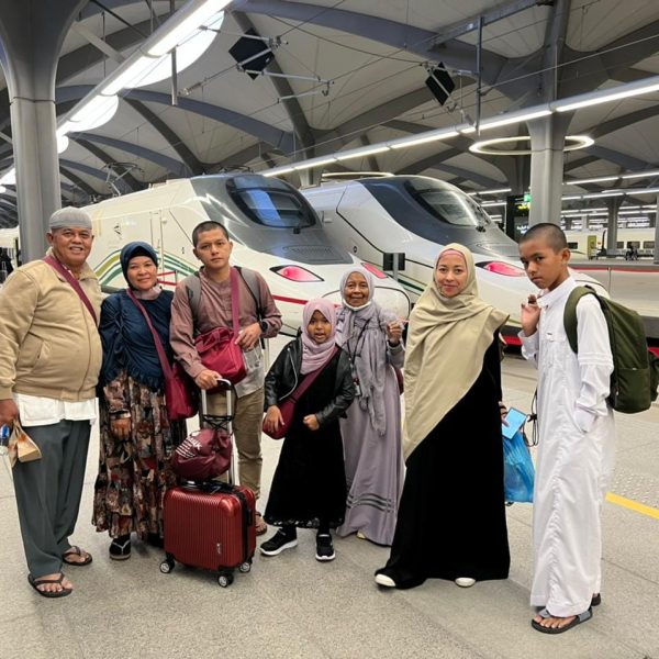 Rombongan Jamaah Haji Mujamalah dari Manasik Tour & Travel bersiap naik kereta cepat menuju kota suci.