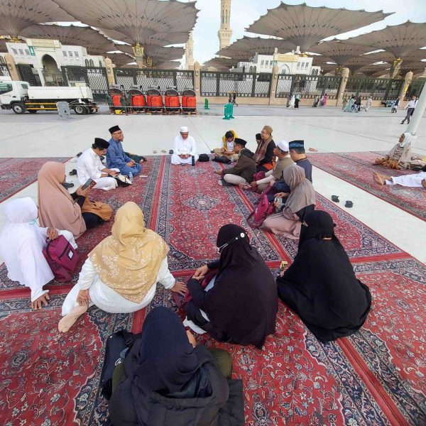 Para Jamaah Haji Mujamalah Manasik Tour & Travel beristirahat dan berdiskusi sebelum berangkat ke Arafah.