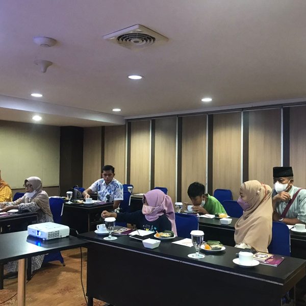Persiapan keberangkatan Haji Mujamalah oleh tim Manasik Tour & Travel bersama calon jamaah di kantor.