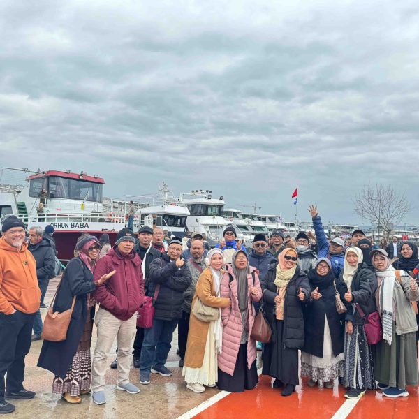 Potret Jamaah Haji Mujamalah Manasik Tour & Travel saat siap berangkat menuju Tanah Suci.