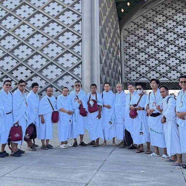 Rombongan jamaah Umroh Plus Mesir Manasik Tour sedang bersiap ihram di Makkah