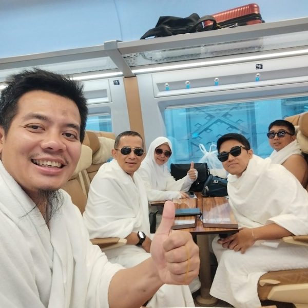 Umroh Ramadhan 2026 – Keberangkatan jamaah Manasik Tour & Travel dari Bandara Soekarno-Hatta menuju Tanah Suci.